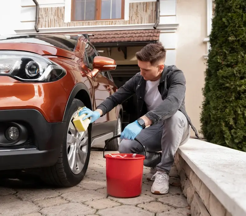 Lavage auto à domicile Noyal-Pontivy : professionnel intervenant sur un véhicule